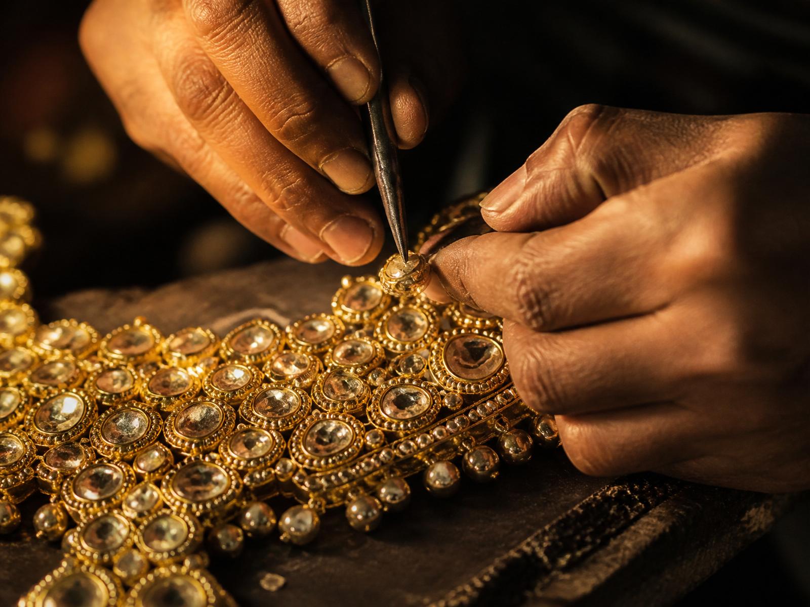 Master artisan crafting kundan jewellery